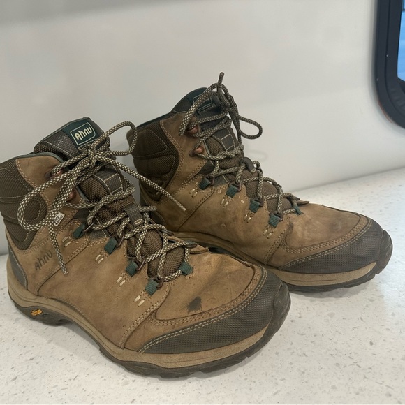 Ahnu hiking boots! - Picture 3 of 4